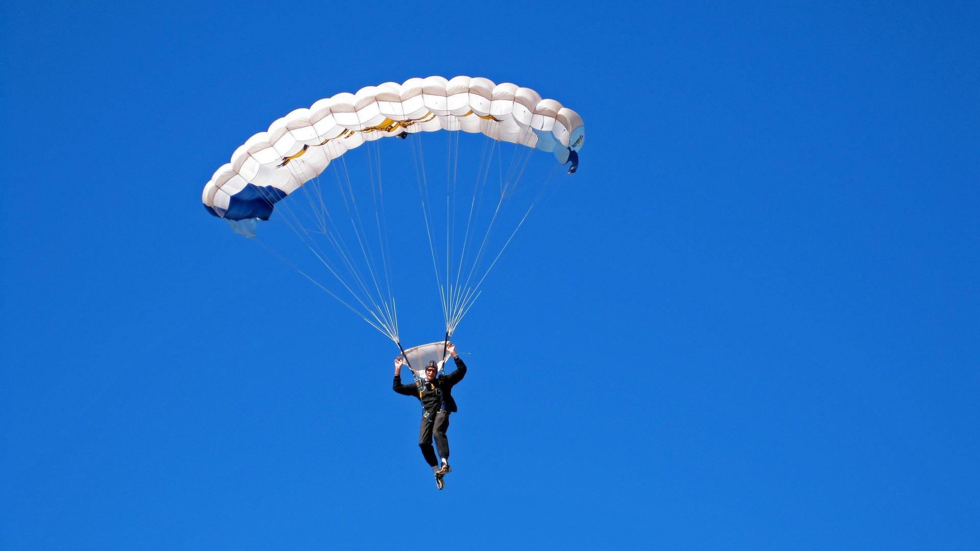 冷门之夜,泰国足球绝杀神话与羽坛新王的双重奏